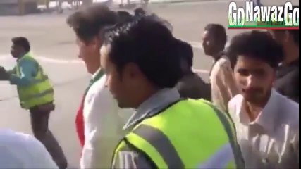 How People warm welcome Imran Khan in Karachi airport watch video.