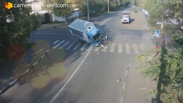 Un cycliste hyper chanceux évite un camion de justesse