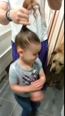 Kızının Saçlarını Değişik Bir Yöntemle Toplayan Baba