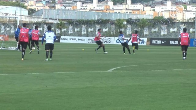 Garoto da base corintiana dá chapéu e faz golaço em treino