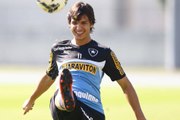 Zeballos se inspira em hermanos para fazer golaço em treino