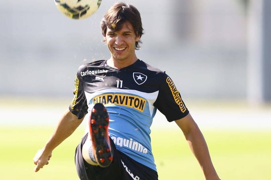 Zeballos se inspira em hermanos para fazer golaço em treino