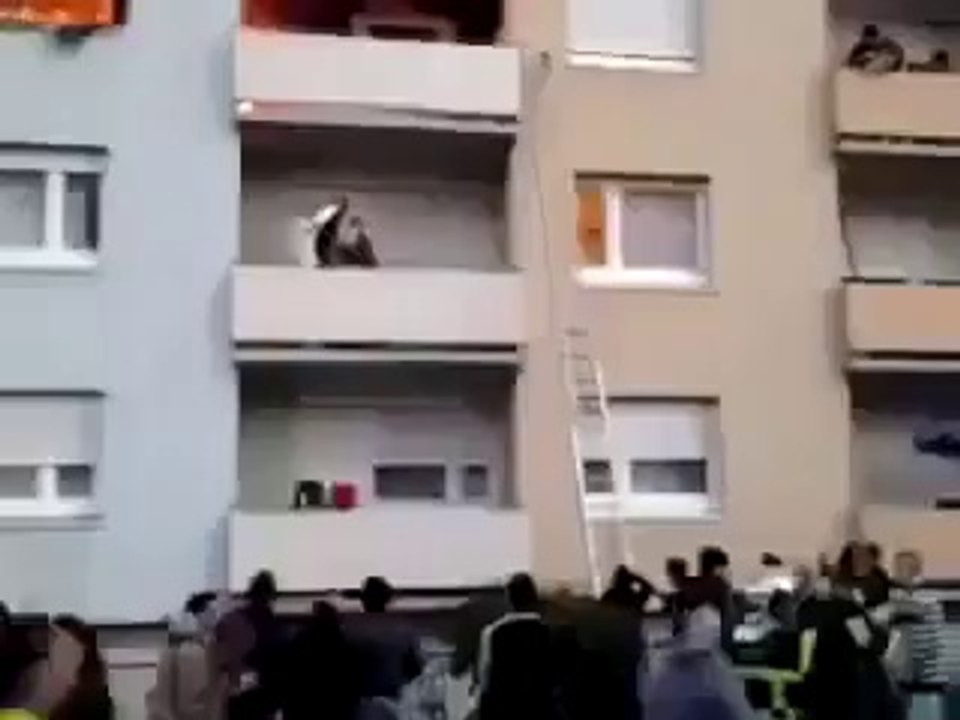 Des jeunes de cités sauvent une vieille dame des flammes qui ravages son appartement !