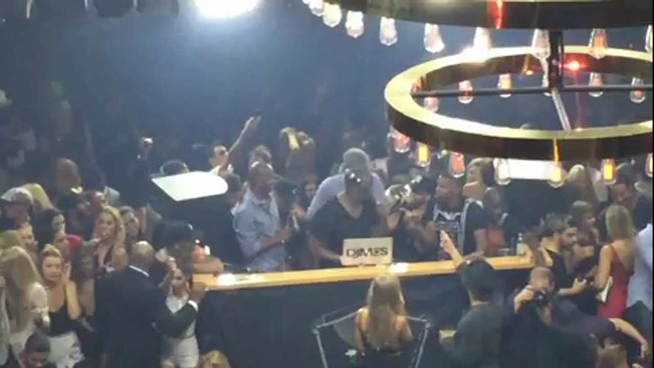 En boîte de nuit à Los Angeles, Leonardo DiCaprio s'est lâché, il a pris le micro pour rapper