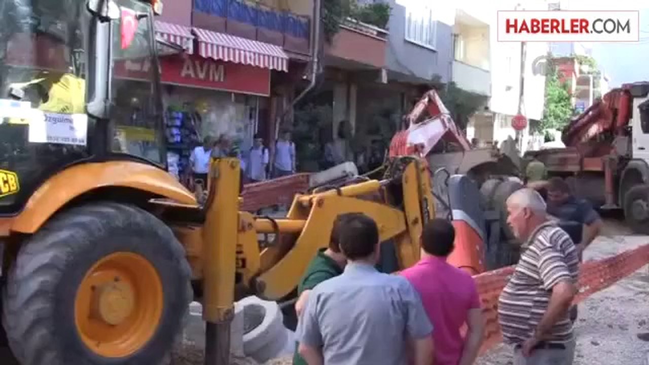 İş Makinesi, Kazdığı Çukura Düştü