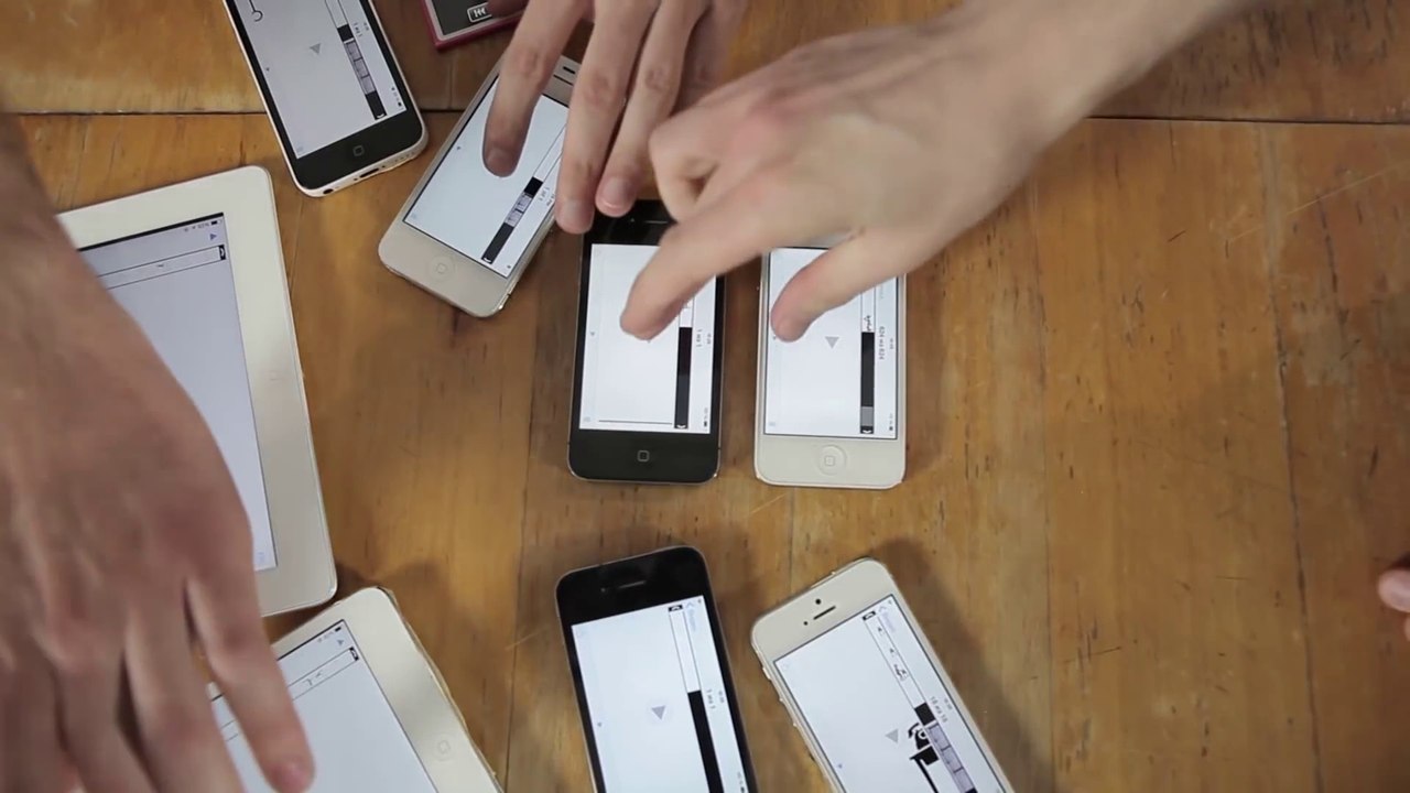 Clip d'un groupe de rock indé utilisant 14 ecrans d'iPhones et d'iPad! Magique...