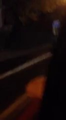 Il vole la pizza d'un mec qui attend le bus