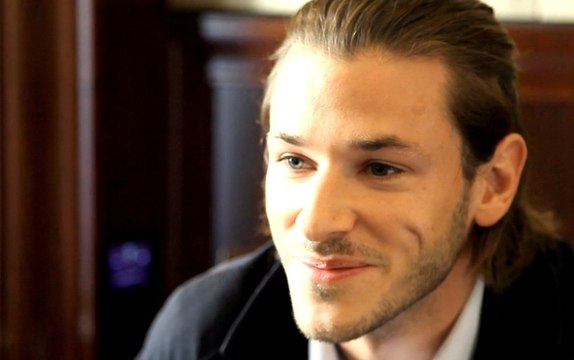 Question Bags : Saint Laurent vu par Gaspard Ulliel et Bertrand Bonello