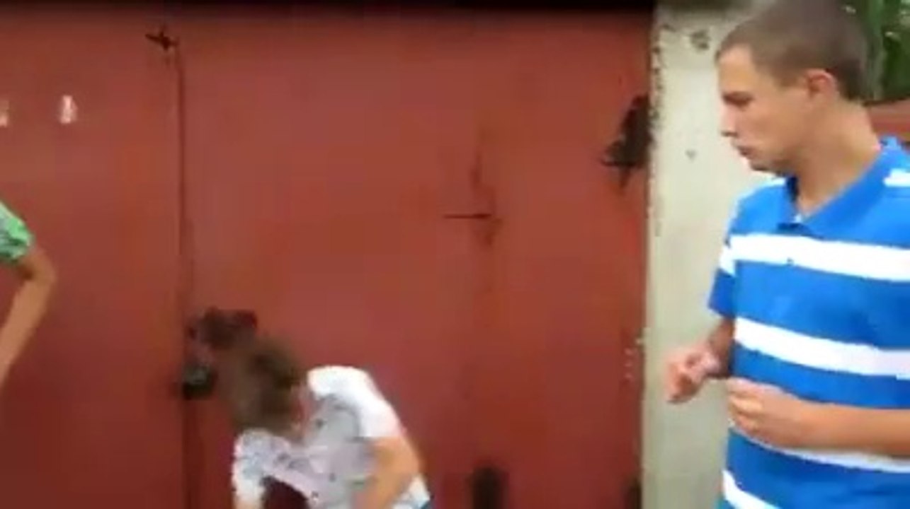 Un jeune russe prend un high kick dans le menton et tombe KnockOut !