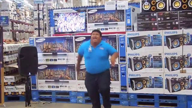 Shop Salesman Dances To Entertain Customers At Mexico Warehouse | Edgar Ramos Nieves 'El Serrucho'