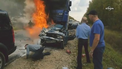 Kazada aracında sıkışan Rus sürücü yanarak can verdi