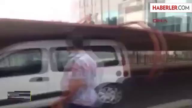 Merter'de inşaatın levhaları araçların üstüne düştü