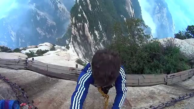 À plus de 1000 mètres d'altitude, il décide d'enlever son harnais de sécurité pour le fun !