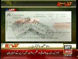 Mubashir Luqman Showing Cheques of Rana Mashood during a Live Show