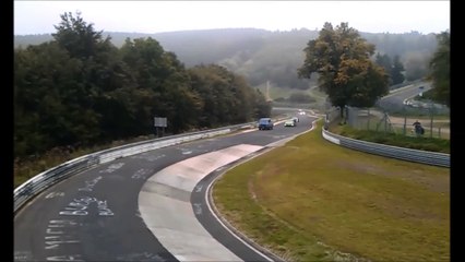 Il fait du drift avec un utilitaire sur le Nürburgring