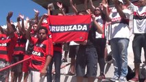 Torcida organizada faz a festa em treino do Fla