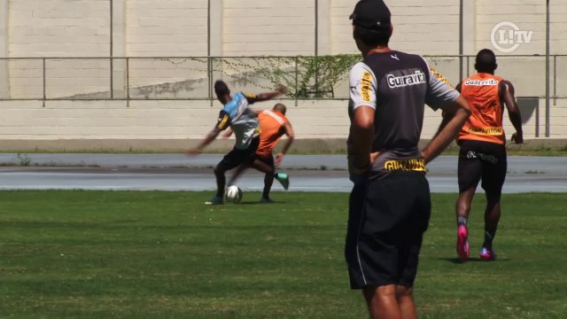 Lateral do Botafogo dá caneta desconcertante em treino