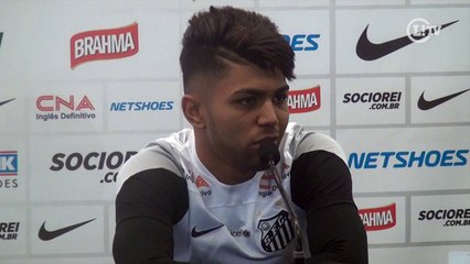 Até 2019! Gabigol renova contrato e afirma: 'fiquei por amor'
