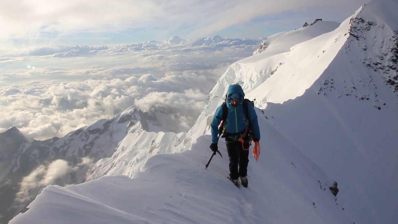 Climbing up the ridge to Mont Rose / Dufourspitze (4634m, Switzerland)