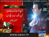 Imran Khan walks through the tent city of Azadi Dharna without any security