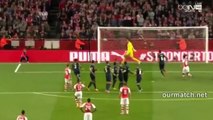 Mesmo com golaço de Sánchez, Arsenal leva virada e é eliminado