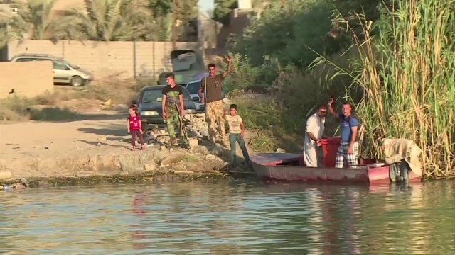 Small boats lifeline for jihadist-besieged Iraq area