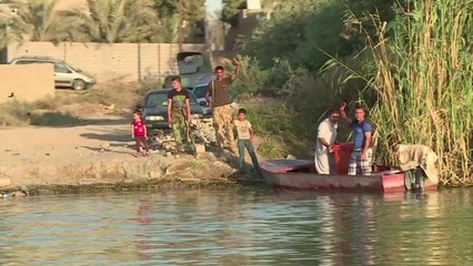 Small boats lifeline for jihadist-besieged Iraq area