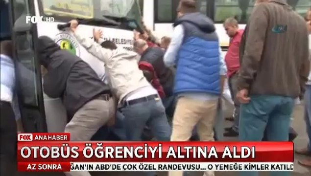 Otobüs altında kalan öğrenciyi elbirliği ile otobüsü kaldırarak kurtardılar