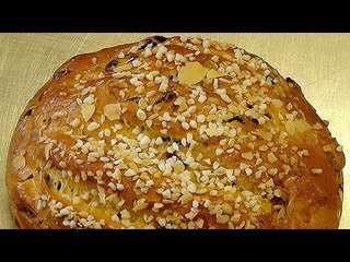Osterbrot backen (Traditionelles Gebäck zu Ostern)