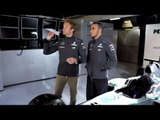 Nico Rosberg, Lewis Hamilton in Formel 1 Backstage (18) Papierflieger - Only flying is more fun