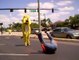 Une mascotte fait une battle de danse au milieu de la route