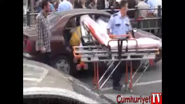 Radyo sunucusunu kırmızı ışıkta vurarak öldürdüler