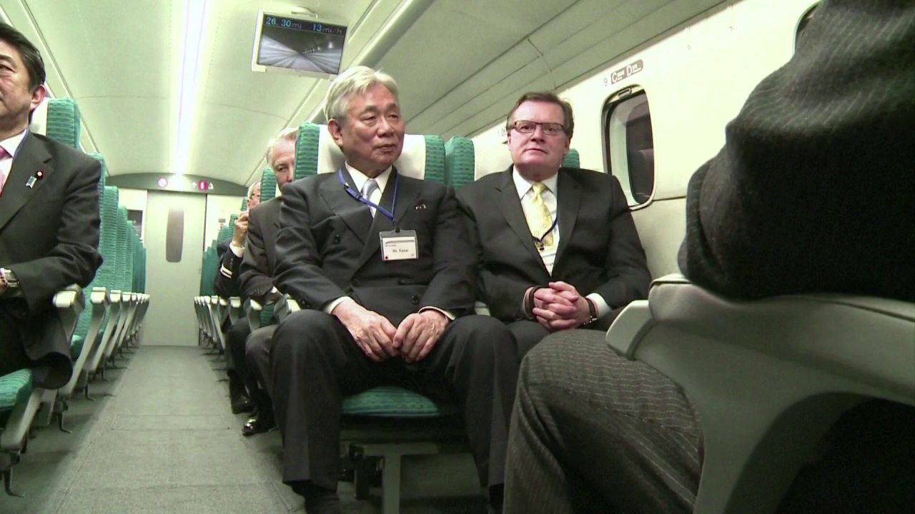 Japon: le train à grande vitesse Shinkansen fêt...