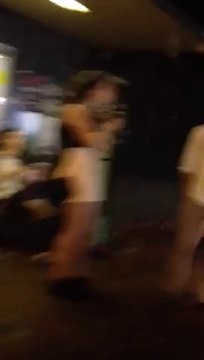 Voler la pizza d'un gars qui attend le bus! Dingue...