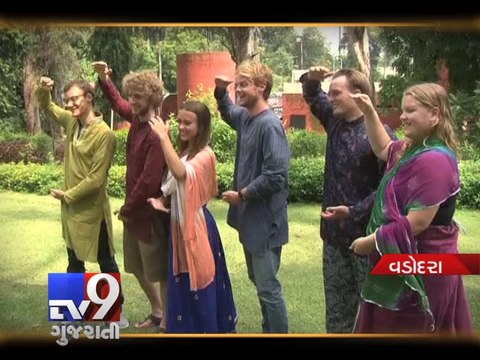 Foreigners match steps with Indians to groove in Navratri, Vadodara - Tv9 Gujarati