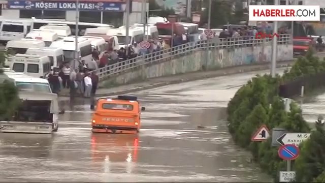Giresun? da Fırtına ve Kabaran Dalgalar Etkili Oldu, Karadeniz Sahil Yolu Ulaşıma Kapandı