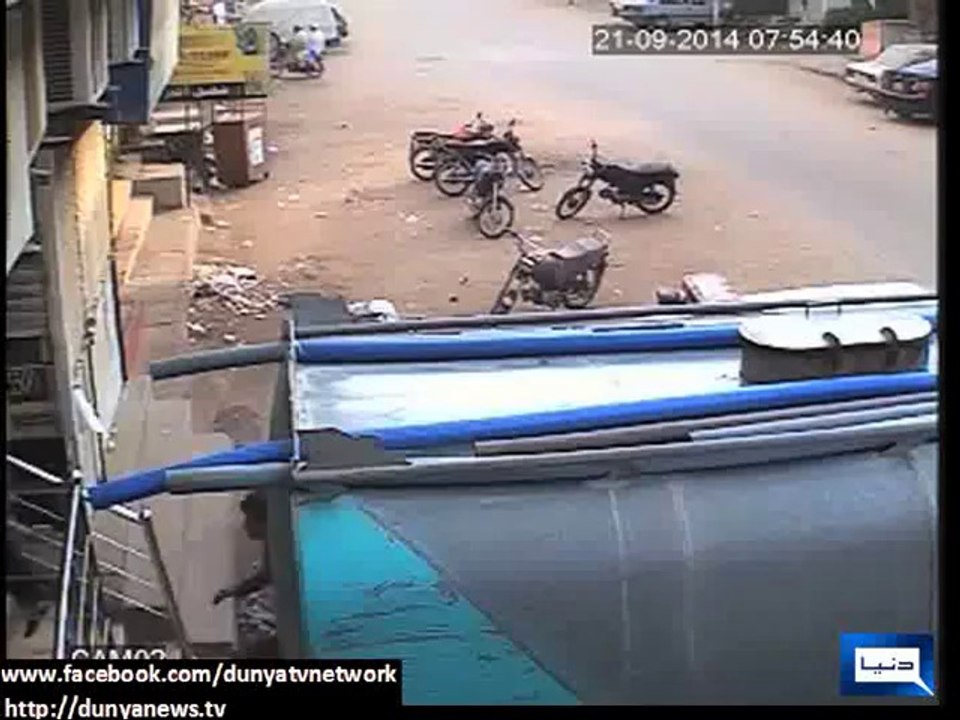 Dunya News - Dunya News obtains CCTV footage of target killing incident in Hussainabad area of Karachi