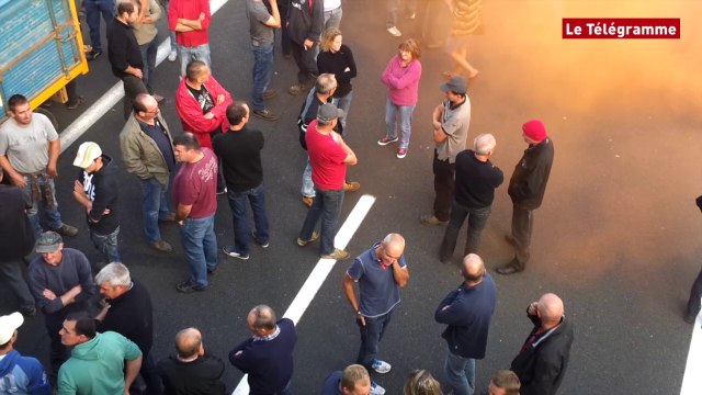 Crise légumière. En tracteur, à pied...les manifestants affluent à Landerneau, la N12 bloquée