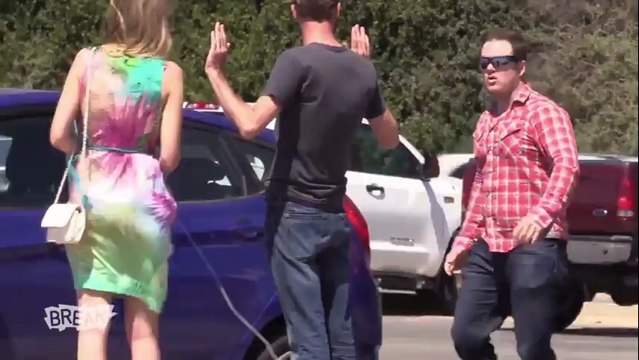 Seksi Bir Kız Yüzünden Hapislere Düşeceklerdi - Kamera Şakası