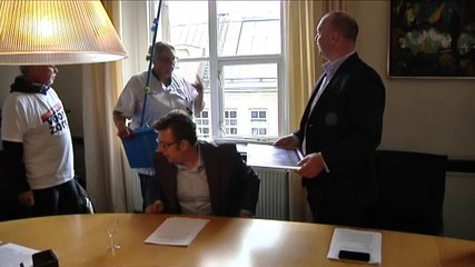 Medewerkers Thuiszorg overhandigen brandbrief - RTV Noord