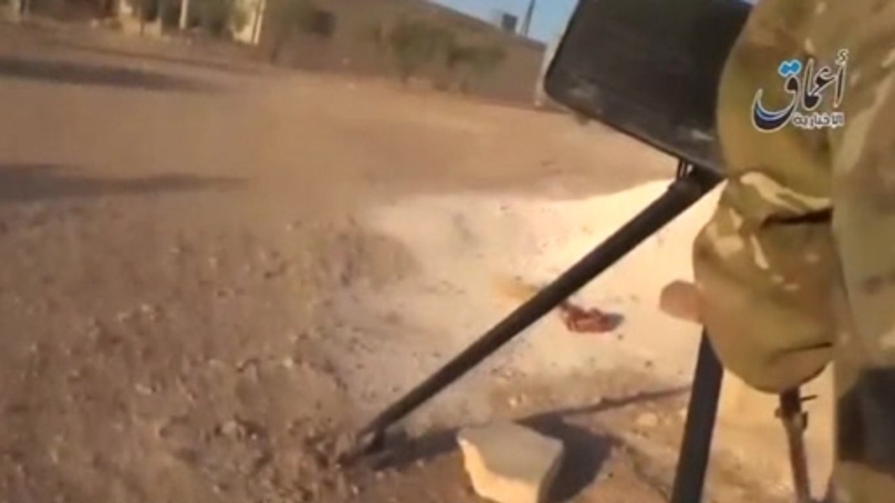 Islamic State, Syrian Kurds battle for border town