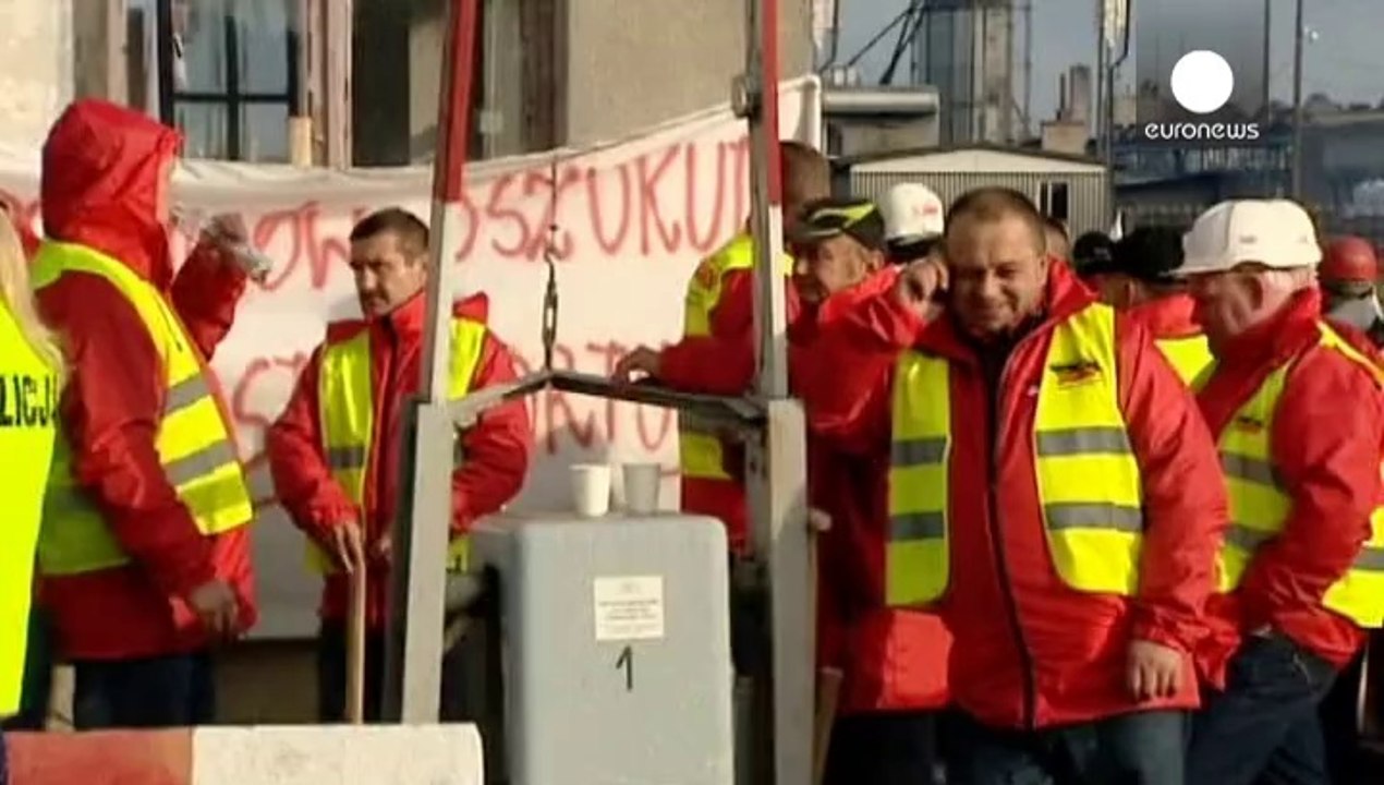 Polish miners block border with Russia in coal dispute