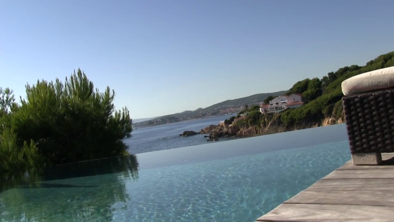 A VENDRE VILLA FACE A LA MER avec PISCINE - SANARY sur MER
