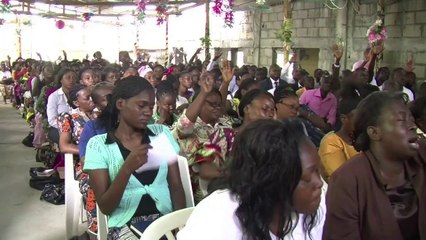 Gabon: le renouveau charismatique veut endiguer les évangélistes