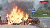 Landerneau. Incendies à un rond-point après la manifestation agricole