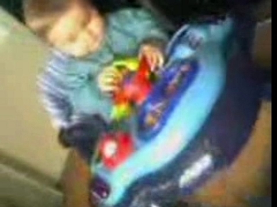 07-02-15 Kylian dans son trotteur