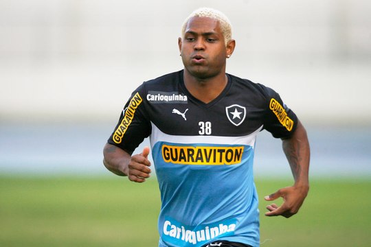 Com moral! Torcedores apoiam reestreia de Jobson no Botafogo