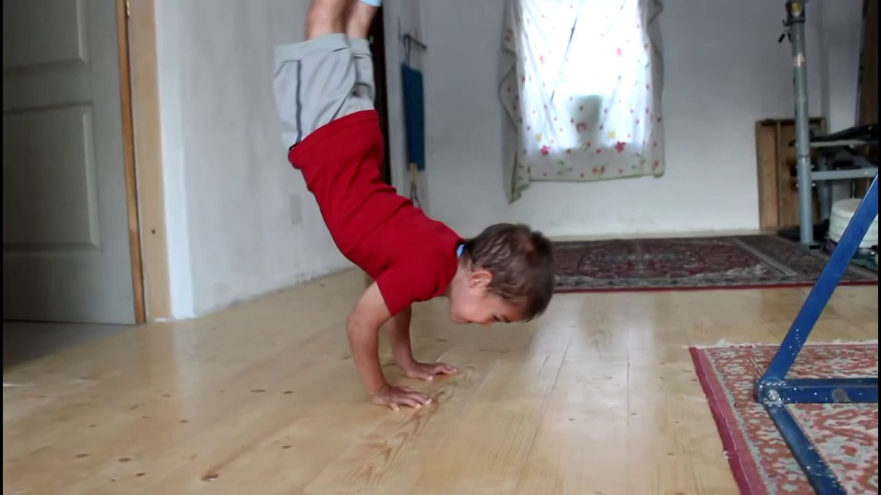 5 years old kid doing 90 degree pushups