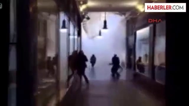 Dha Dış Haber ' Maskeli Soyguncular Kentin Göbeğinde Balyozlarla Vitrinleri Kırıp Mücevherleri...