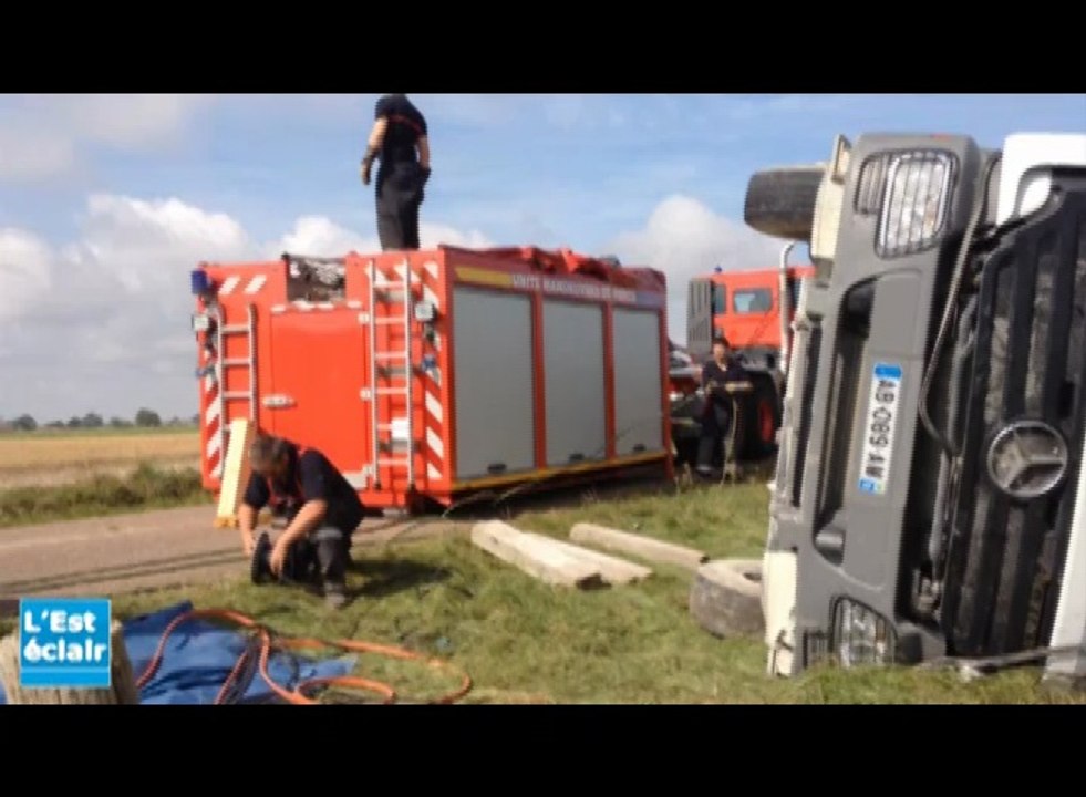 Accident à Montreuil : le camion se renverse sur le bas côté